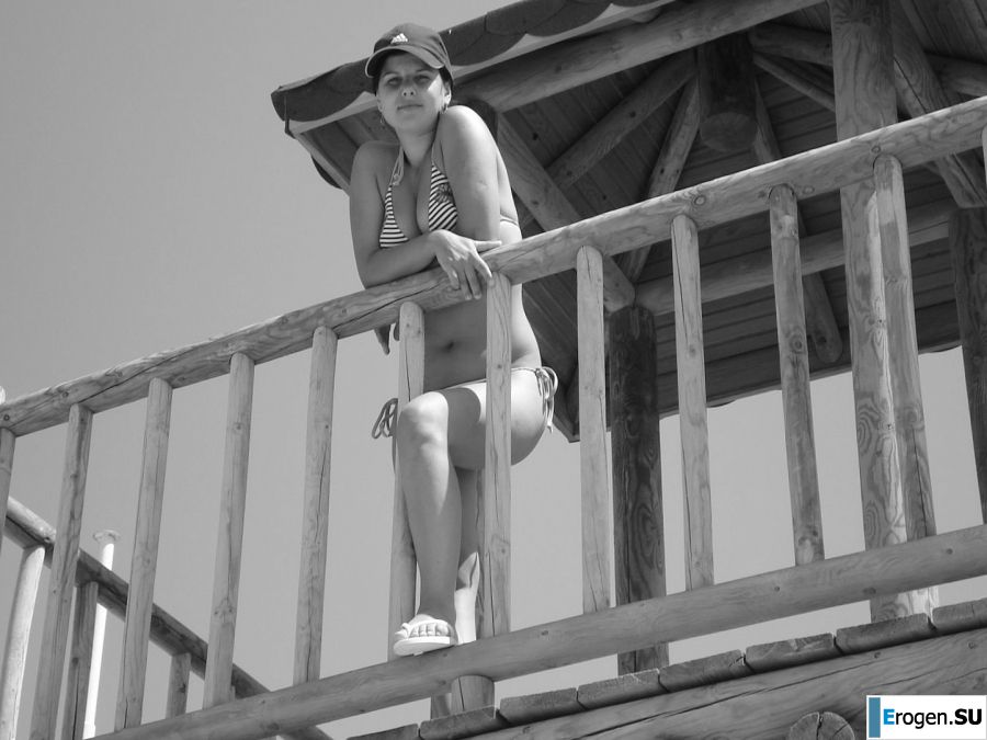 миниатюрная короткостриженная брюнетка в отпуске. Часть 2. Фото 24