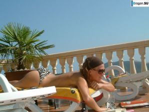 подруги в греческом отеле. Эскиз 10