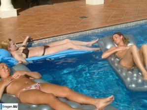 подруги в греческом отеле. Эскиз 13