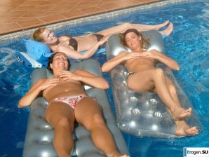 подруги в греческом отеле. Эскиз 14