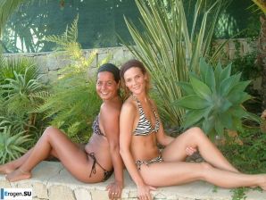 подруги в греческом отеле. Эскиз 33