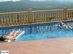 подруги в греческом отеле. Эскиз 8