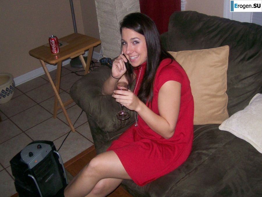 a cheerful lover of satin bustiers. Photo 3