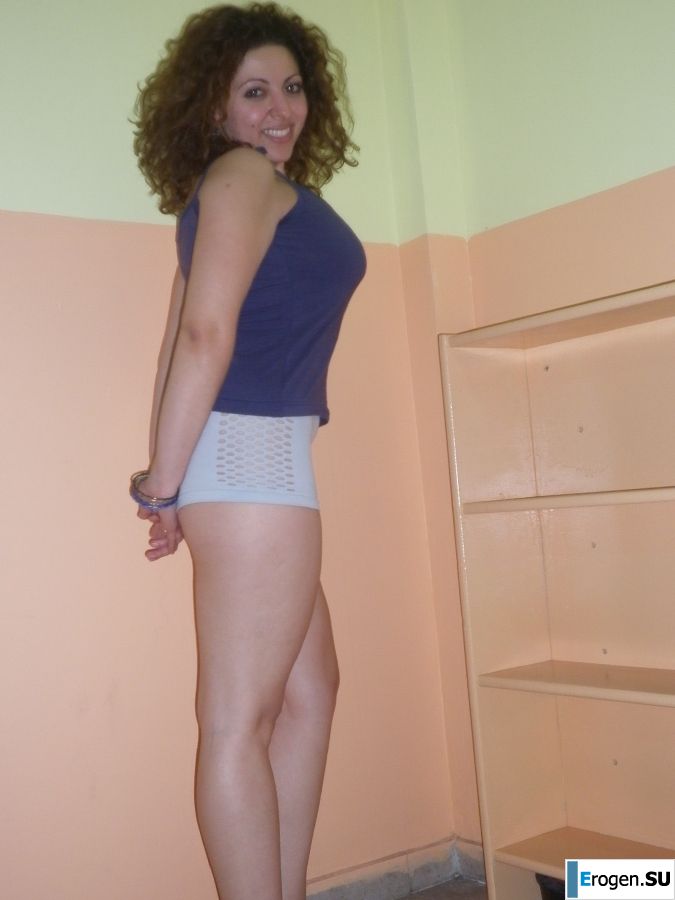 shy blush and curls. Photo 10