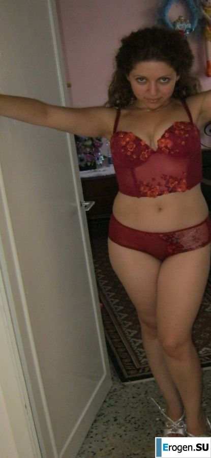 shy blush and curls. Photo 11