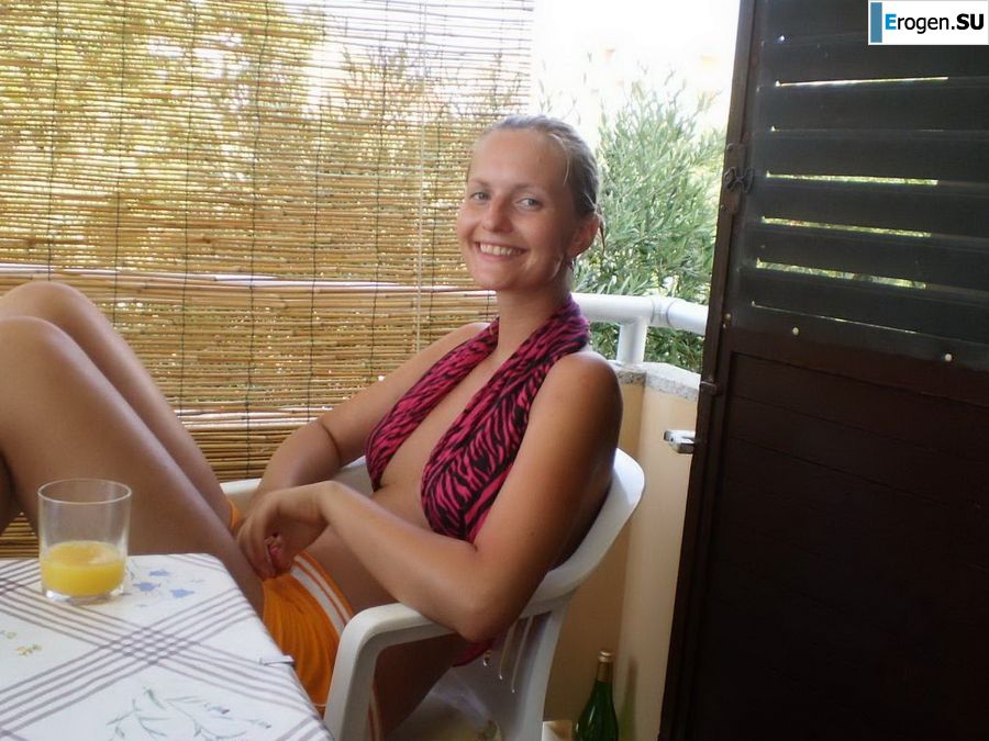 topless on the seashore. Photo 20