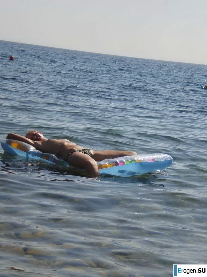 topless on the seashore. Photo 21