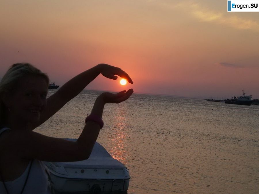 topless on the seashore. Photo 22