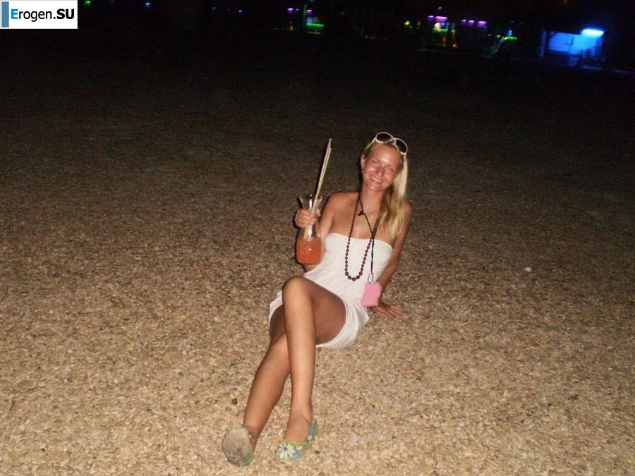 topless on the seashore. Photo 29