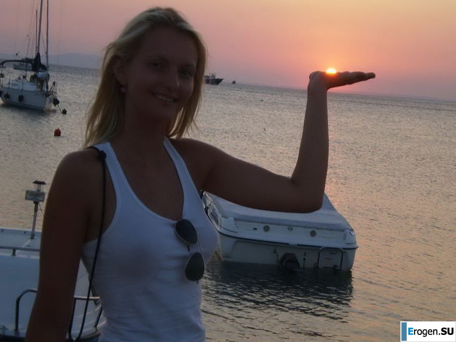 topless on the seashore. Photo 3