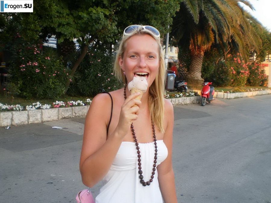 topless on the seashore. Photo 31