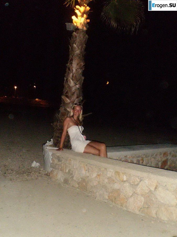 topless on the seashore. Photo 32