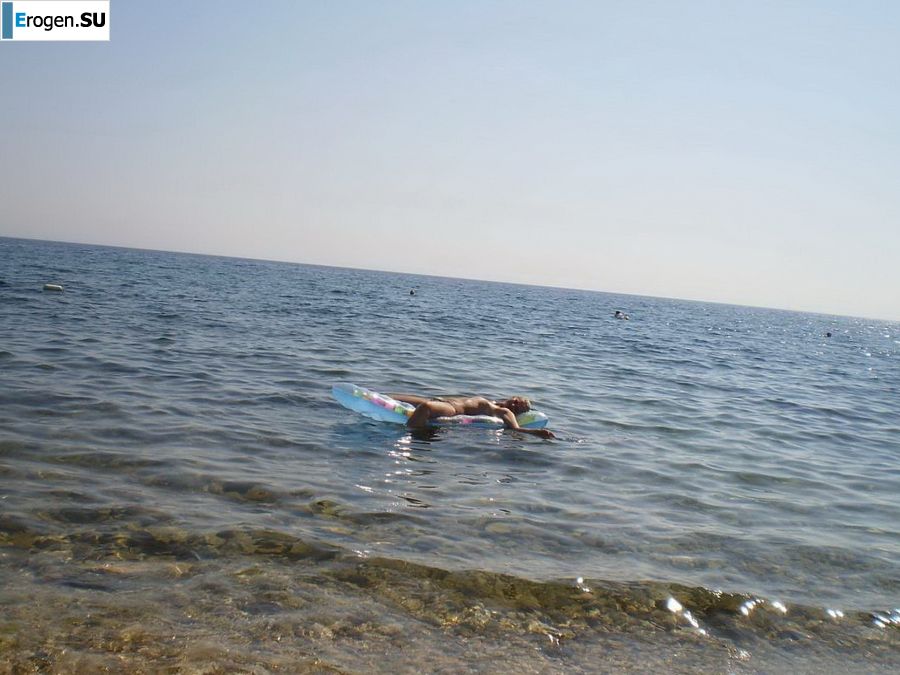 topless on the seashore. Photo 5