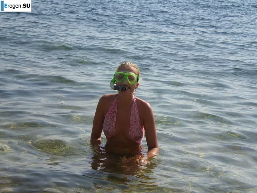 topless on the seashore. Photo 7