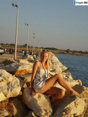 topless on the seashore. Thumb 14