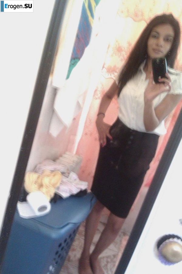 slim dark-skinned girl undresses. Photo 21