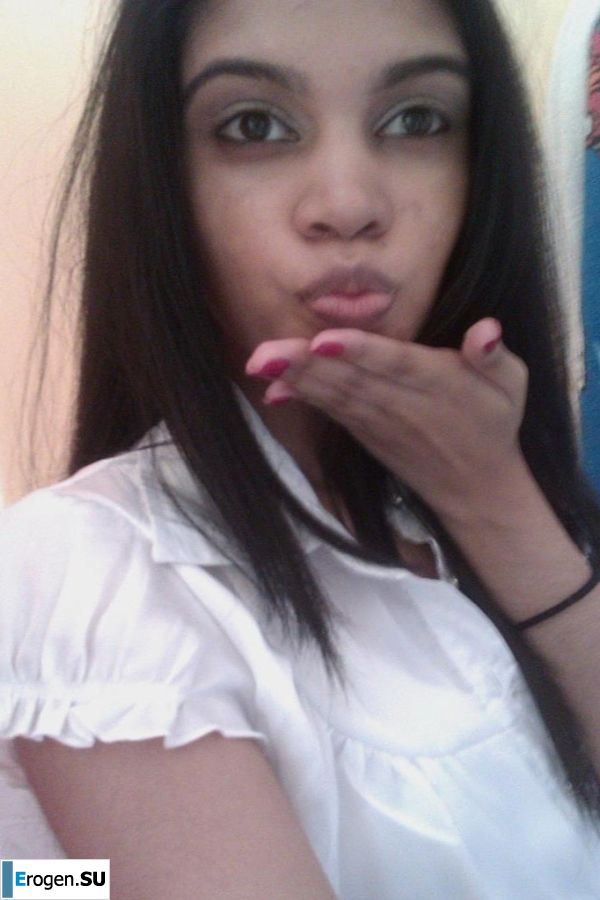 slim dark-skinned girl undresses. Photo 33