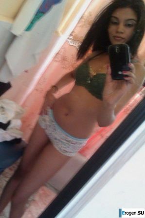 slim dark-skinned girl undresses. Thumb 14