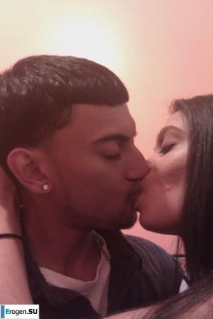 slim dark-skinned girl undresses. Thumb 34