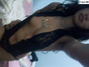 slim dark-skinned girl undresses. Thumb 7