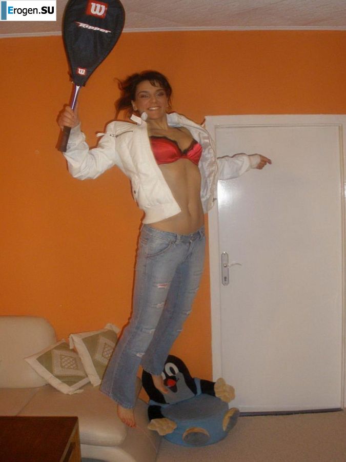 шикарная италианка позирует и раздевается. Фото 11