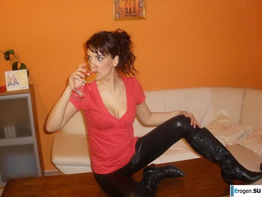 шикарная италианка позирует и раздевается. Фото 17