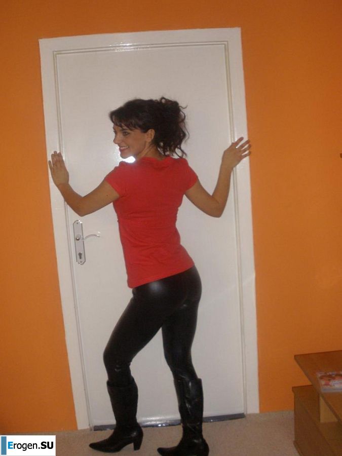 шикарная италианка позирует и раздевается. Фото 19