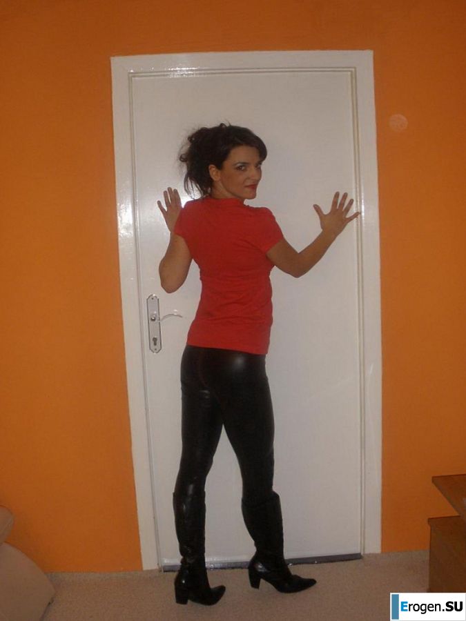 шикарная италианка позирует и раздевается. Фото 21