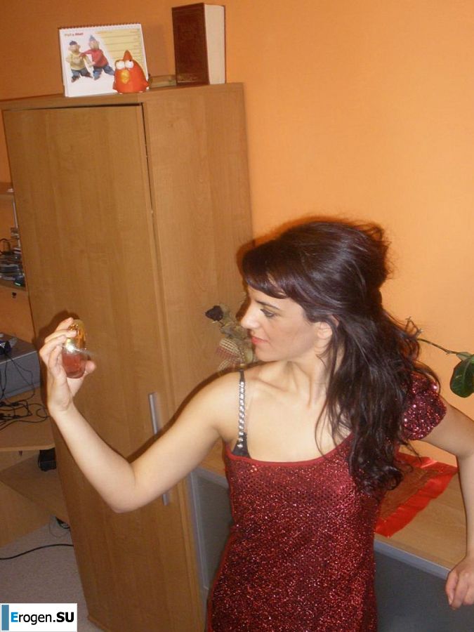 шикарная италианка позирует и раздевается. Фото 29