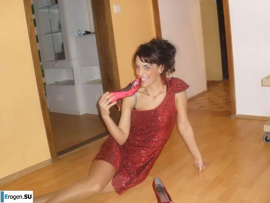 шикарная италианка позирует и раздевается. Фото 8