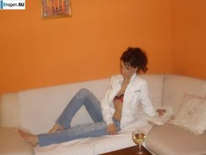 шикарная италианка позирует и раздевается. Эскиз 10