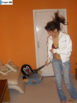 шикарная италианка позирует и раздевается. Эскиз 12