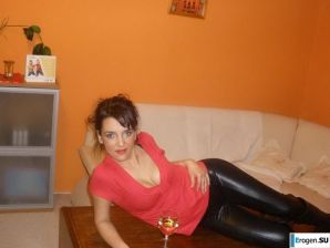 шикарная италианка позирует и раздевается. Эскиз 15