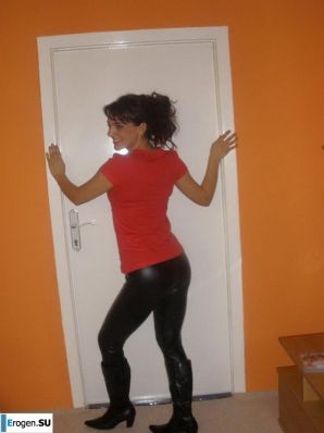 шикарная италианка позирует и раздевается. Эскиз 19