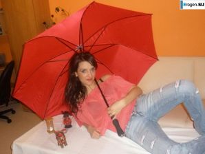 шикарная италианка позирует и раздевается. Эскиз 25