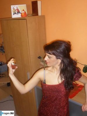 шикарная италианка позирует и раздевается. Эскиз 29