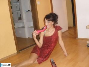 шикарная италианка позирует и раздевается. Эскиз 8