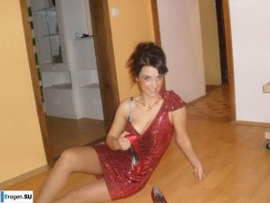 шикарная италианка позирует и раздевается. Эскиз 9