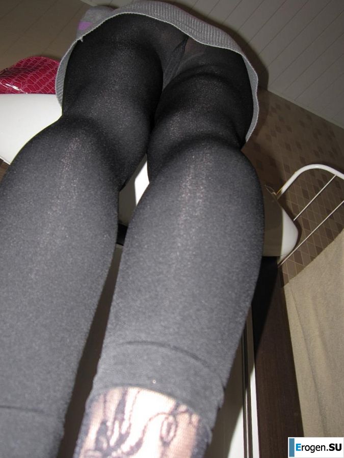 татуированная блонидинка гуляет голышом. Фото 20