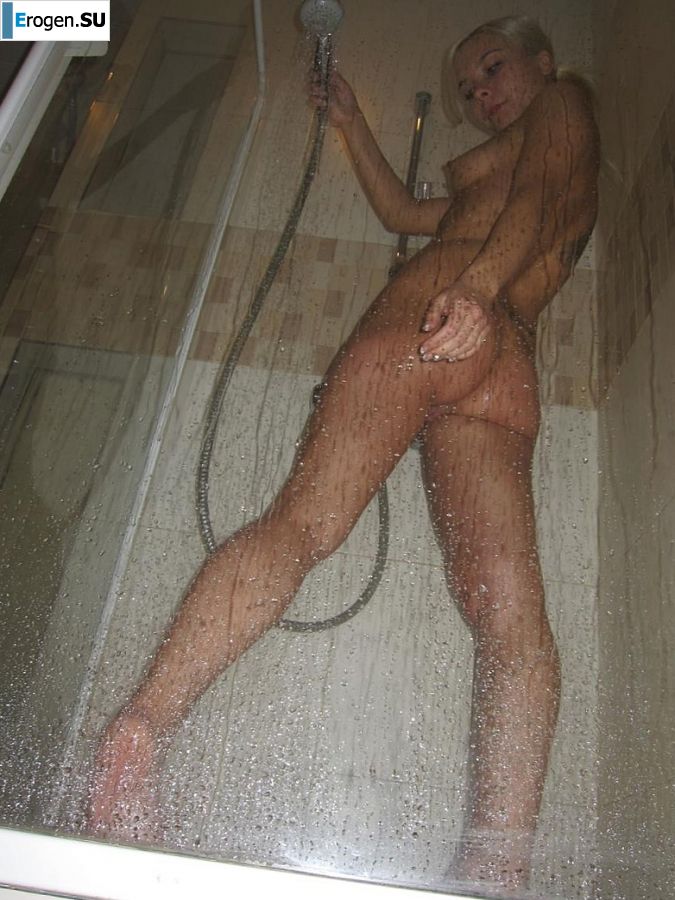 татуированная блонидинка гуляет голышом. Фото 27