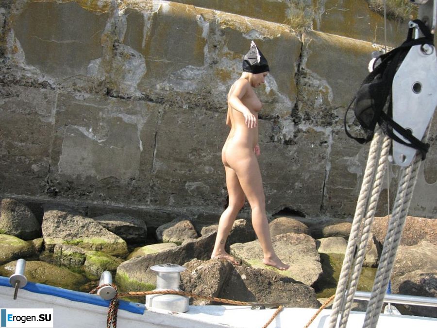 татуированная блонидинка гуляет голышом. Фото 37