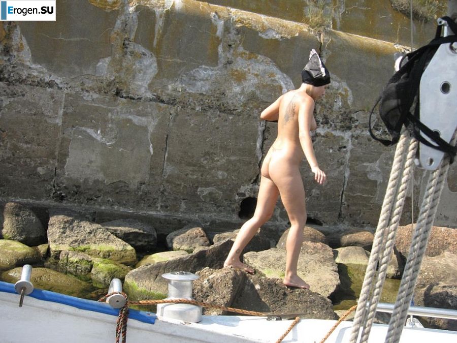 татуированная блонидинка гуляет голышом. Фото 38