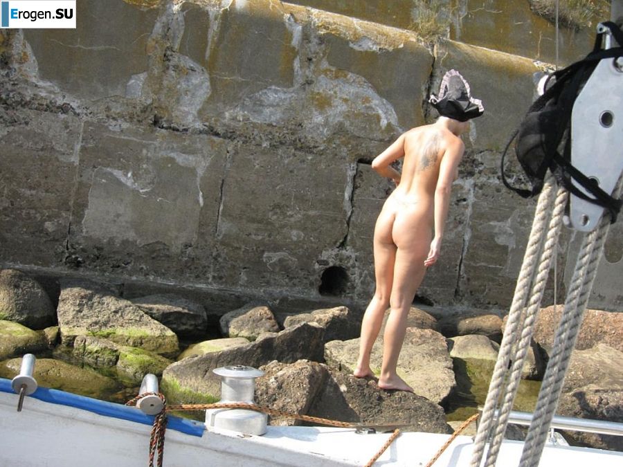 татуированная блонидинка гуляет голышом. Фото 39