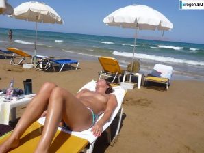 fun on a nudist beach. Thumb 31