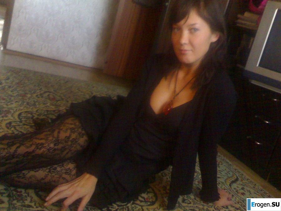 anxious husband catches his undressed wife on camera. Photo 10