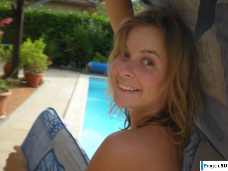 mischievous minx on the beach. Photo 14