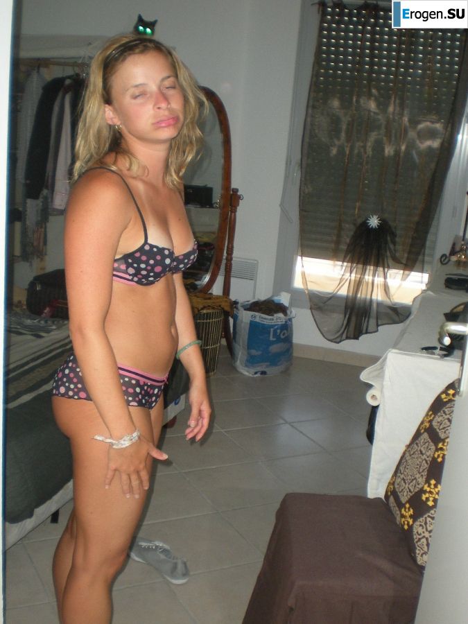 mischievous minx on the beach. Photo 18