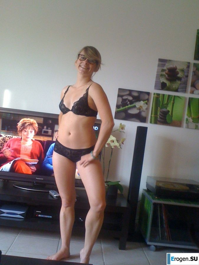 mischievous minx on the beach. Photo 20