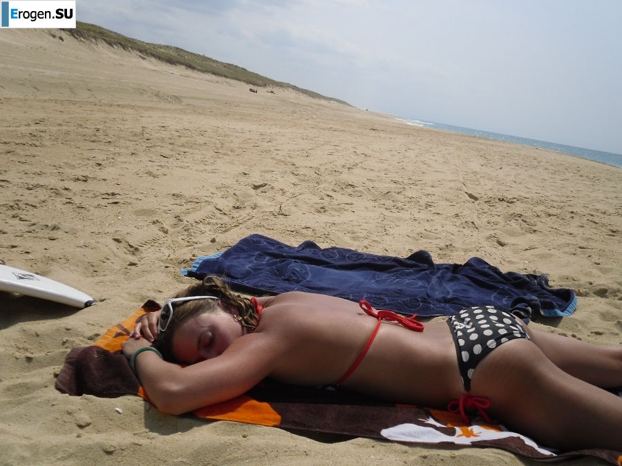 mischievous minx on the beach. Photo 24