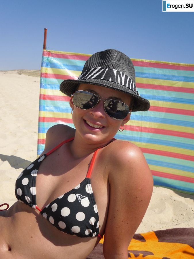 mischievous minx on the beach. Photo 25